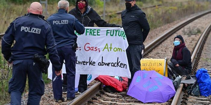 Germany: Arrests as climate protests disrupt coal power plant, Berlin traffic